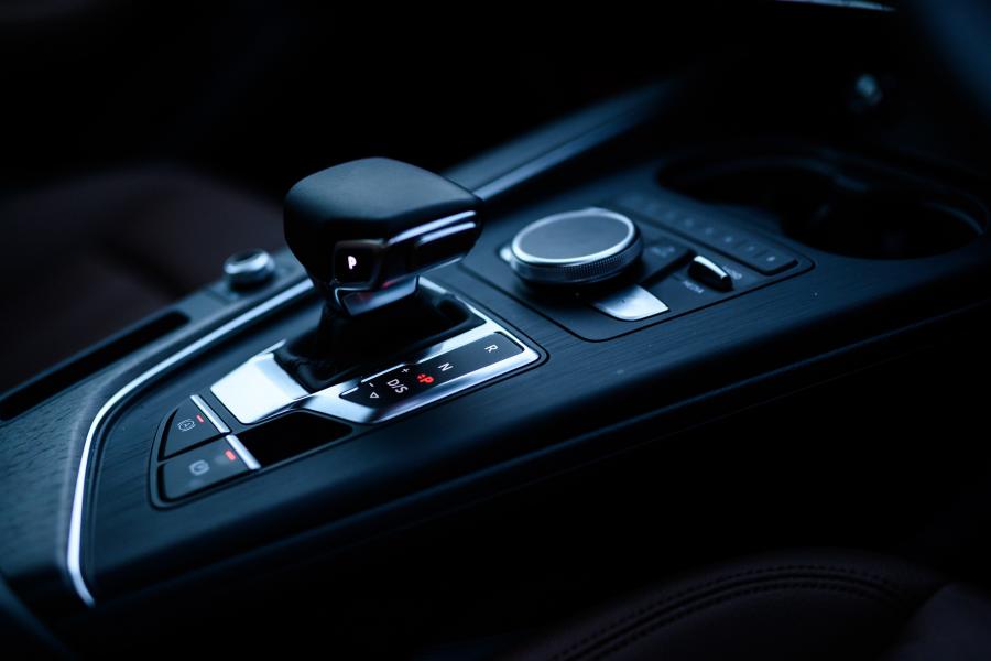Детали интерьера Audi A4 Allroad 2.0 TFSI Quattro (B9) 2016 года  (JP) (фото 23 из 26)